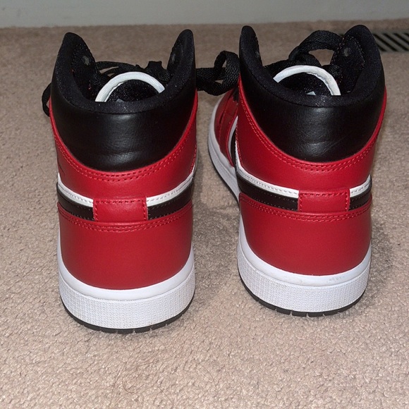Jordan 1 mid Chicago toe. worn only 3 times. in very good shape. clean. - Picture 2 of 7